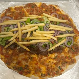 Lahmacun con carne di kebab di pollo