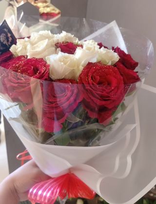 باقة ورد احمر  وابيض او زهرى مع تغليف ابيض انيق 