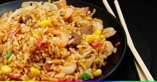 Riso saltato con pollo e verdure al curry