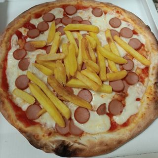 Salsiccia e patate fritte ( la foto è di una pizza simile ) 