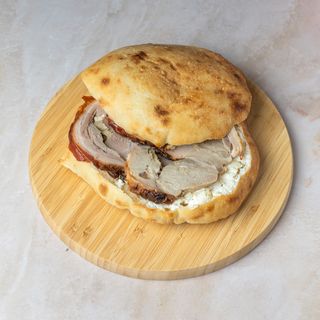 Čobanska lepinja sa rolovanom prasetinom i sirom