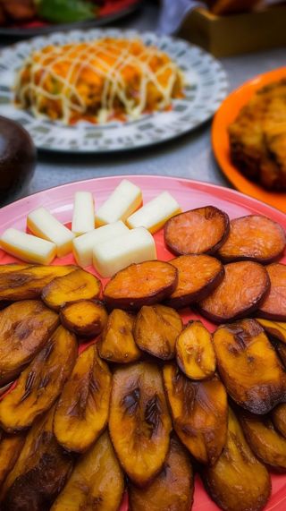 Tajada de maduro con salami y queso costeño frito