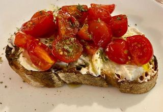 Bruschetta mascarpone e pomodoro fresco