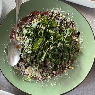 Карпаччо з телятиною, рукколою та пармезаном (170г)