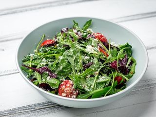 Зелений мікс з томатами чері та пармезаном (140g)