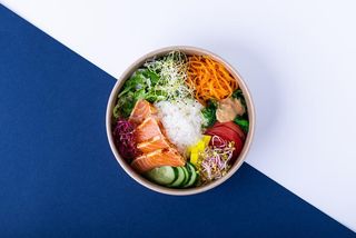 Poke bowl z łososiem i ryżem