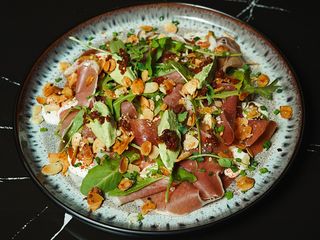 Закуска з хамоном, з кремом з авокадо, кремом з фети та тім'яном (200g)