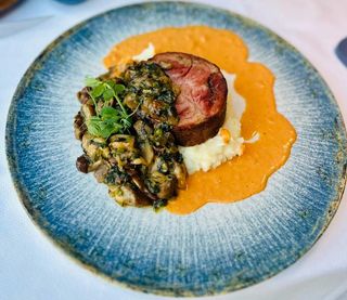 Ceafa de porc gatita lent cu piure de cartofi, ciuperci si sos