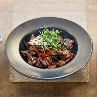 ხბოს ხორცის სალათი შავი ქლიავით