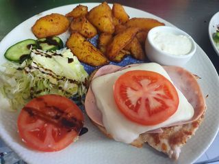 Piept de pui cu rosii si mozzarella si cartofi aurii