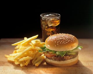 Menù 240 g cheeseburger con fritto e bevanda