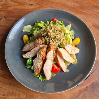 ქათმის სალათი ჯონჯოლით და მწვანე აჯიკით