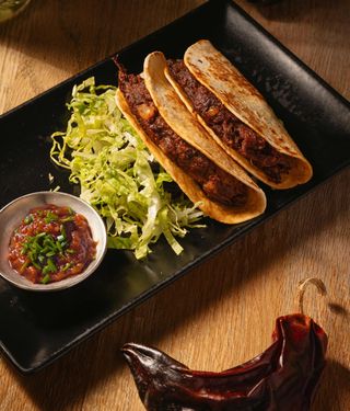 Quesadilla de rabo de toro guisado con 3 chiles (2 uds)