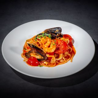 36. Spaghetti con frutti di mare al sugo