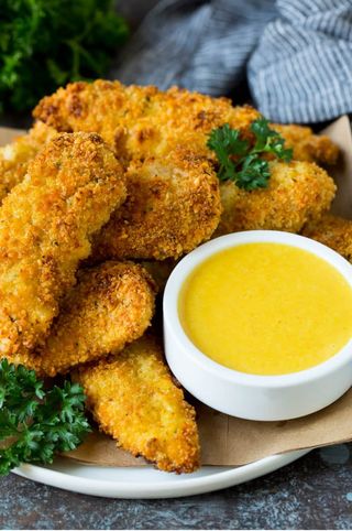 Lagrimitas de pollo con patatas y salsa miel y mostaza 