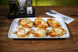 BRUSCHETE CU ROSII SI MOZZARELLA