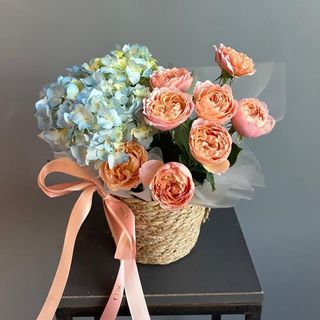 Корзина с гортензией и кустовой розой