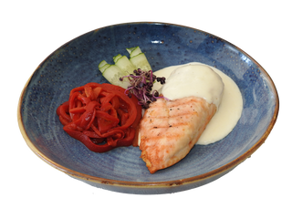 Piept de pui umplut cu cascaval servit cu salata de ardei copti