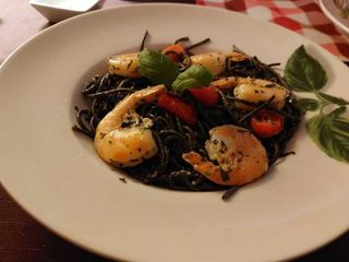 Spaghetti al Nero di Seppia con gamberi