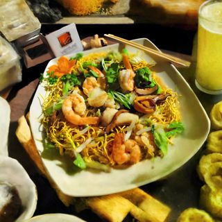 Tallarines Chow Mein De Huevo Crujientes Con Mariscos