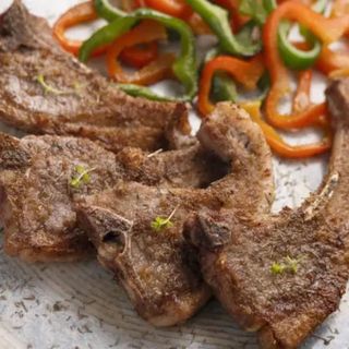 CHULETAS DE CORDERO CON SALSA DE PIMIENTO PICANTE