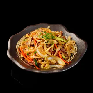 Tallarines de arroz frito con ternera