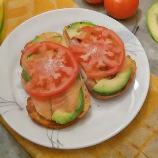 Torrada omelette , aguacate y tomate
