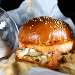 CEBOLLA CARAMELIZADA SPLASH BURGER DE POLLO con PATATAS FRITAS