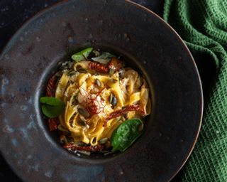 Tagliatelle z kurczakiem i szpinakiem