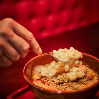 Mac and cheese criollos