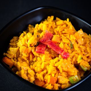 Plato Caliente De Arroz Con Pollo Y Vegetales