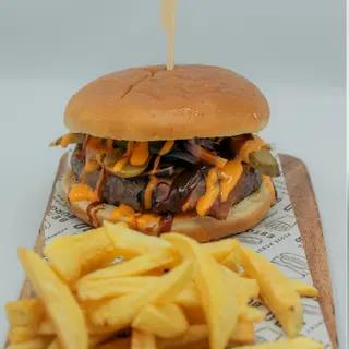 Burguer con cheddar, bacon y patatas