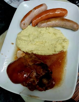 Plato De Codillo Asado Y Salchichas Alemanas