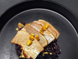 6D. Arroz Negro Natural con Carne Secreto Asada