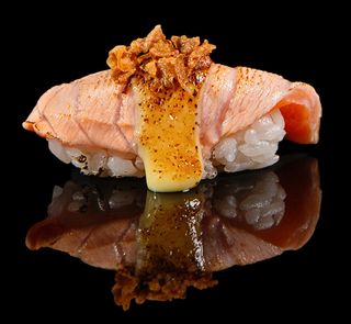 Nigiri De Salmón Marcado (1 Pza.)