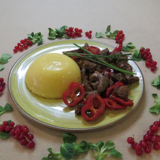 Pastrama de oaie cu mămăligă