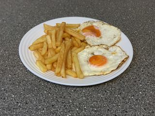 Ouă ochiuri cu cartofi prăjiți, roșii, brânza