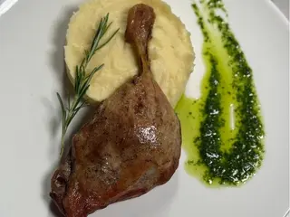 Качина ніжка з соусом чимічурі (350g)