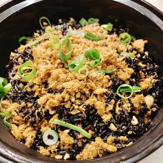 黑珍珠糯米饭Arroz negro glutinoso con carne de cerdo seca