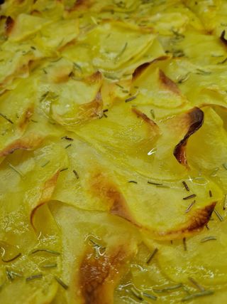 Pizza patate e rosmarino 1/4