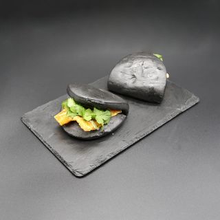 Baos negros con calamares crujientes y mayonesa japonesa