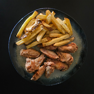 Aripioare de pui prăjite cu mujdei și garnitură la alegere