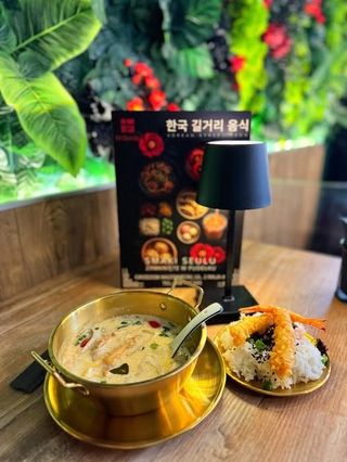 Tom Yum - boczniak, pomidorki, pierozki gyoza, mleko kokosowe, kolendra, ryż, krewetki w tempurze