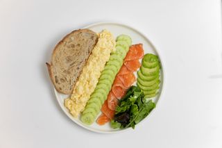 Скрэмбл с лососем и авокадо