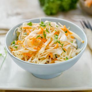 Surówka z białej kapusty