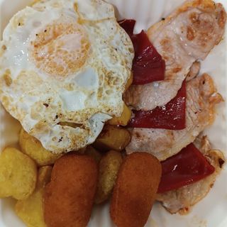 Lomo Adobado Con Huevo Frito