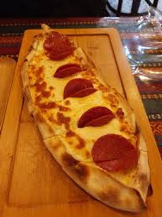 Pide con salame