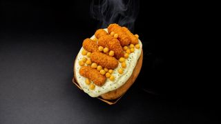 კარტოფილი მწვანე სოუსით და ქათმის ბაითსებით