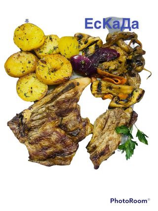 Свински врат гарниран с картофи соте и зеленчуци на скара