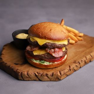 Бургер Фірмовий з беконом (420г)